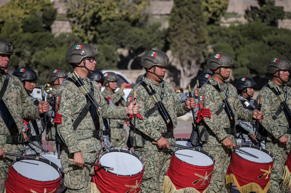 MARU EXHORTA A ESTUDIANTES11