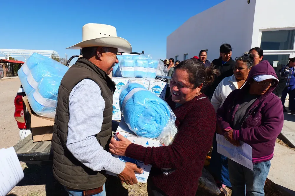 ARTURO ZUBIA LLEVA APOYOS1