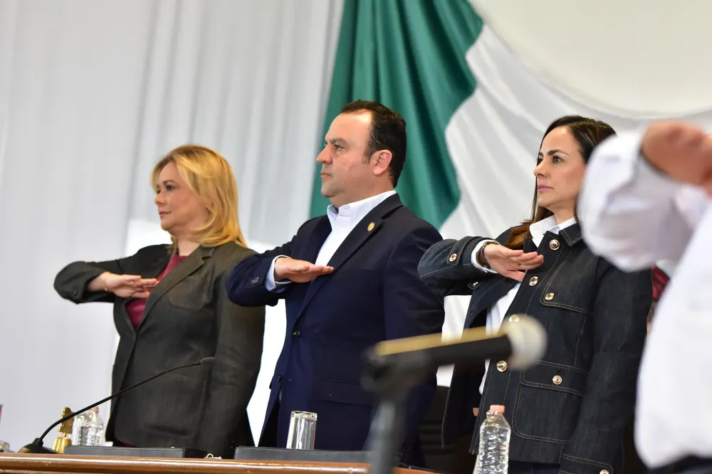 CUCHILLO PARADO TRES PODERES1