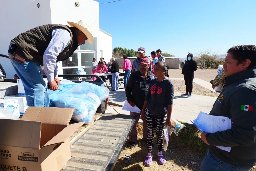 ARTURO ZUBIA LLEVA APOYOS2
