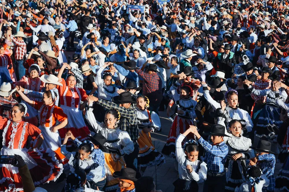 Nuevo récord de 3 mil 754 bailarines5