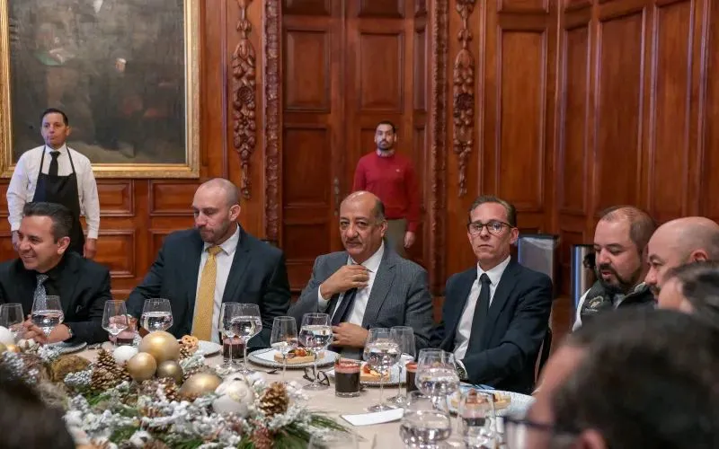 M,ARU ENCABEZA BRINDIS8