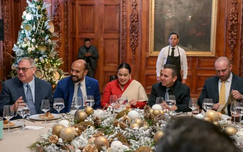 M,ARU ENCABEZA BRINDIS4