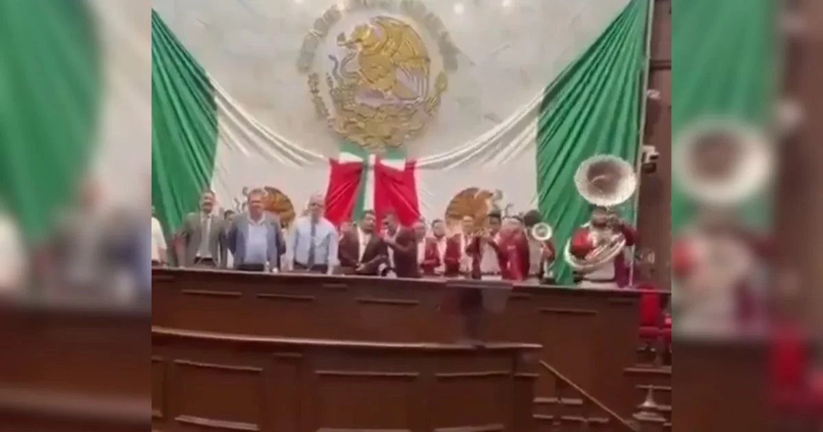presidente-de-la-mesa-directiva-baltazar-gaona-garcia-canta-narcocorridoen-congreso-de-michoacan_9ccd1df7-8094-4457-8dc5-4c2a1fe81f83_medialjnredespreviewcrop