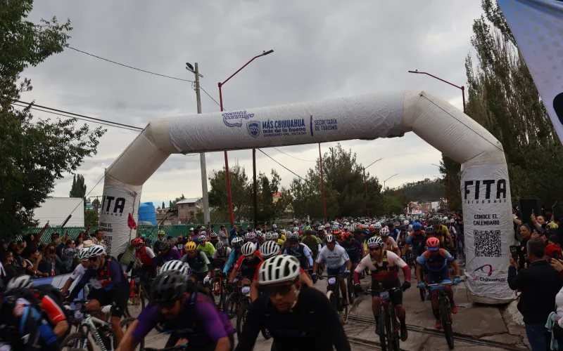 La Onza MTB y el desfile de la XXXI Cabalgata Villista (2).jpeg