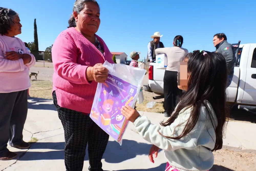 ARTURO ZUBIA LLEVA APOYOS3