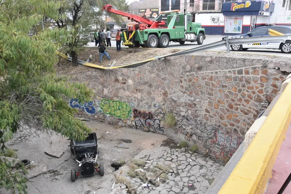 CAE AUTO CLASICO DE PUENTE2