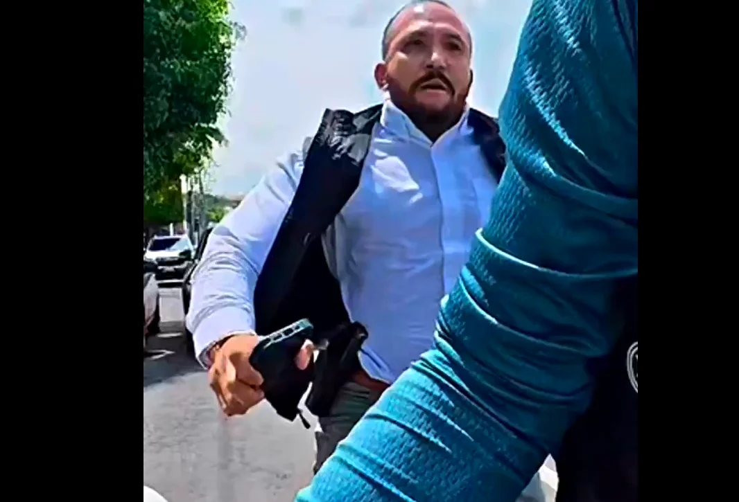 GOLPEA A CICLISTA