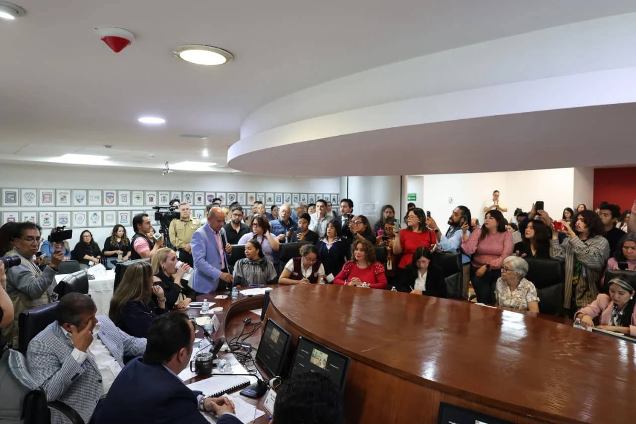 ESCALO DISCUSION EN MESA DIRECTIVA