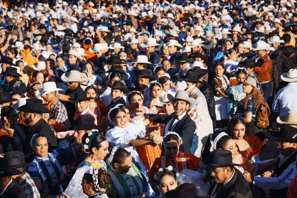 Nuevo récord de 3 mil 754 bailarines7